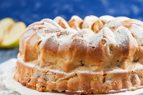 Как приготовить шарлотку с фаршированными яблоками