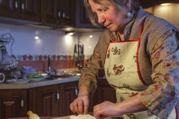 Как школьная учительница 10 лет батрачила кухаркой, обслуживая невестку