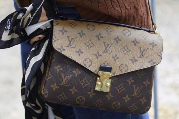 Что ждет модницу в Европе, если у нее заметят поддельный «Луи Виттон»