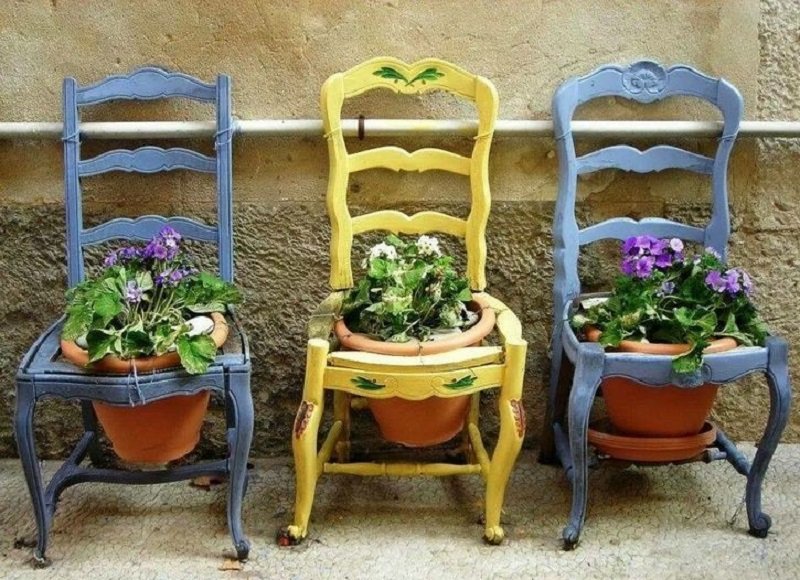 kvetinové záhony zo stoličiek