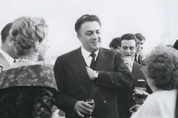 Самый короткий фильм о женщине, что смотрит телевизор