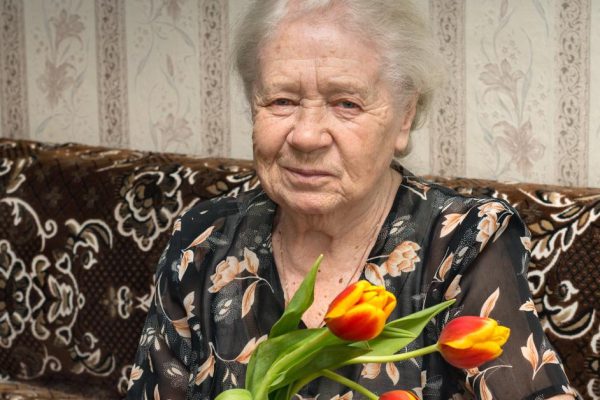 Старушка всем соседкам рассказала, какой у нее хороший сын, но они не верили, пока к дому не подъехала машина