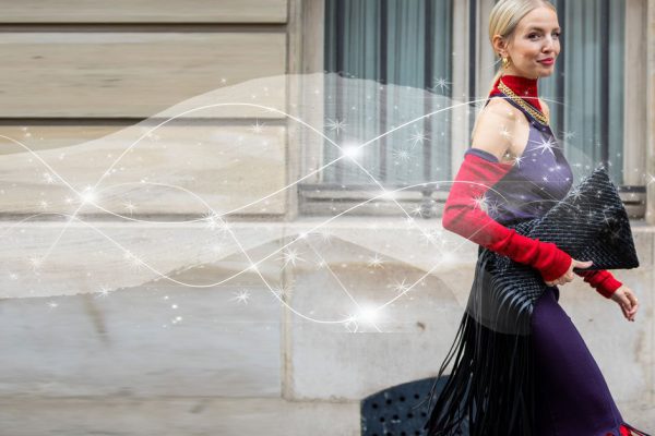 Стойкий парфюм с километровым шлейфом, запах которого заполняет комнаты и коридоры зданий Москвы