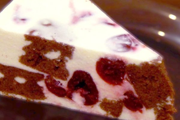 Творожный торт-суфле с вишней, простой и очень вкусный. Сделала на скорую руку со сметаной, получилось очень хорошо!