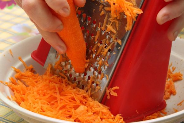 Preparation of crude carrots on a grater