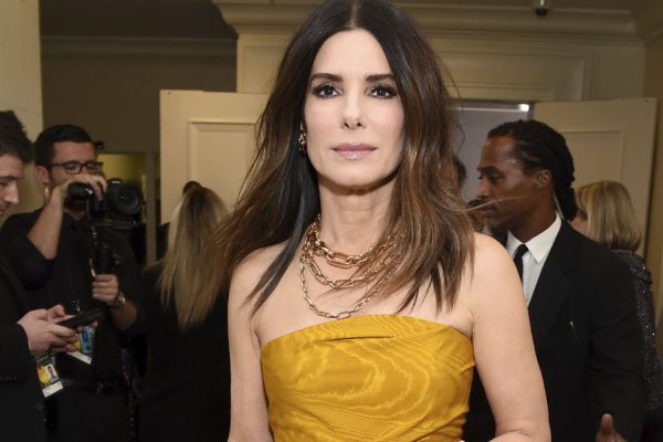 Сандра Буллок в 57 дает фору юным дивам, сохраняя точеную фигурку