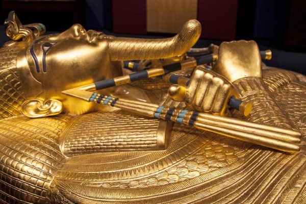 Что находится внутри недавно найденных саркофагов, две тысячи лет пролежавших в земле