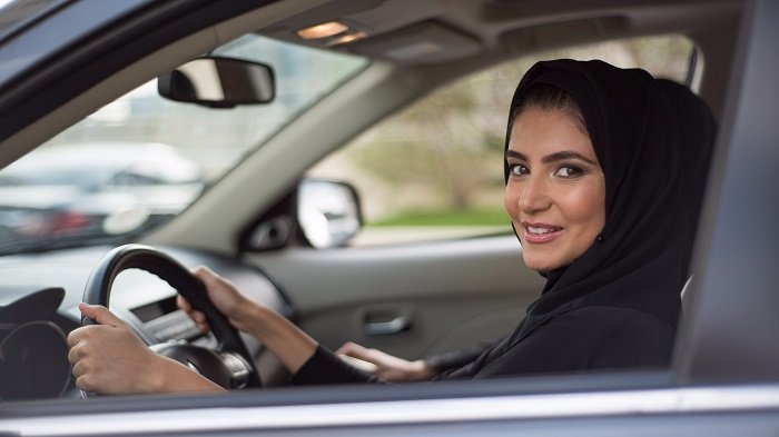 женщина за рулем в саудовской аравии
