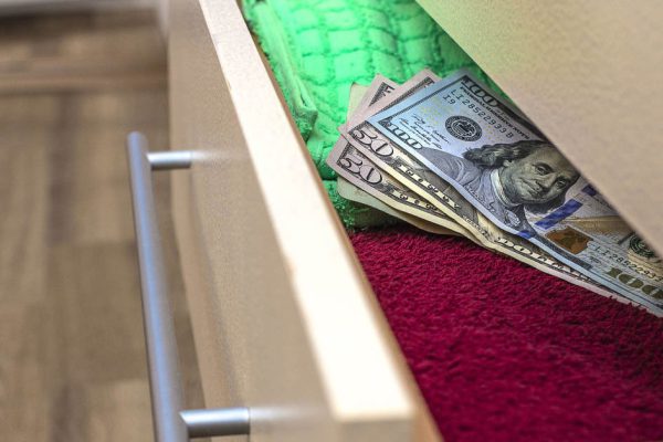 Муж уверял, что у нас нет денег, потому я должна донашивать старые сапоги