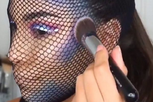 Девушка надела колготки на голову и начала краситься. Неожиданный результат!