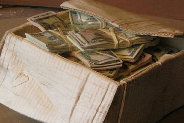 Муж никогда не открывал эту коробку… Перед смертью жена рассказала, откуда взялись деньги!