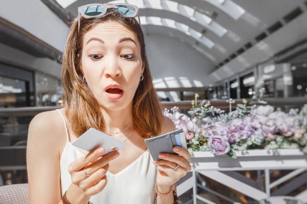 Пришлось выйти в туалет и срочно звонить подруге, на свидании произошла непредвиденная ситуация