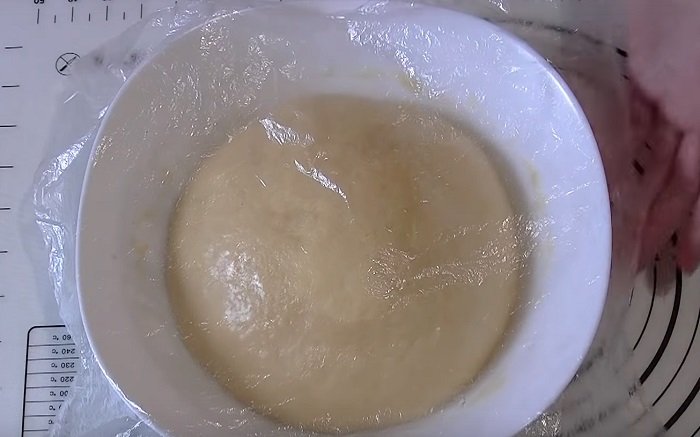 Вздутое тесто в масле. Бурбушела на масле тесто. Если сдобу смазать подсолнечным маслом они блестеть будут. Фото как делают обминку теста в контейнере. Тесто опущенное в воду