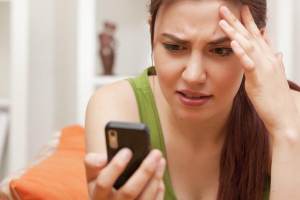 Стоит ли проверять обнаруженный в вещах мужа чужой телефон