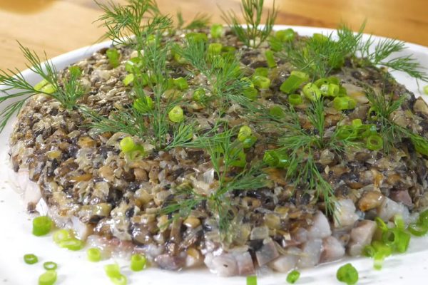 Не ленюсь, чищу селедочку сама, чтобы порадовать мужа закуской с грибами после трудового дня