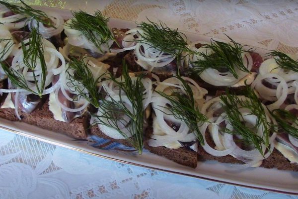 На улицах Голландии массово лакомятся селедкой с хлебом, сдаю рецепт лучшего голландского бутерброда