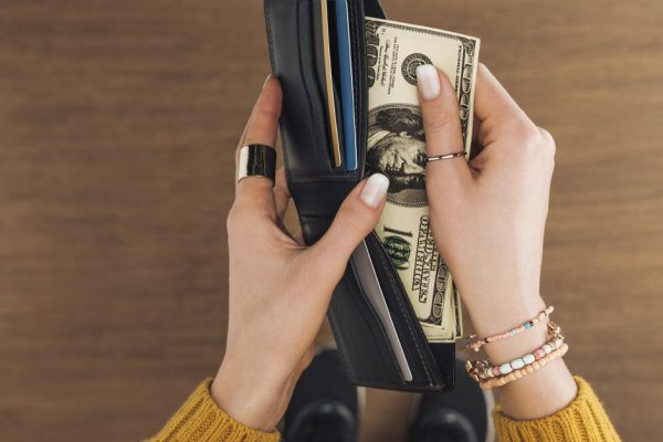 Что вынуждает меня скрывать свое финансовое состояние от коллег