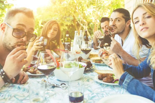 Семья мужа каждые выходные собирается у нас дома, устраивая шумные праздники, только я там чувствую себя чужой
