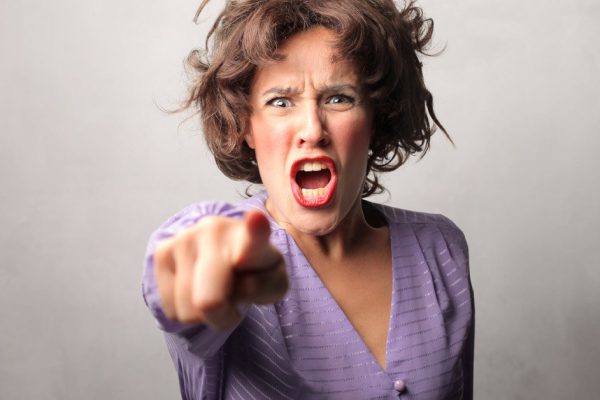 Свекровь засобиралась переезжать к нам, а у меня начал дергаться левый глаз