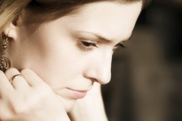 Надо ли прощать измену мужу, если он сильно извиняется и умоляет всё забыть