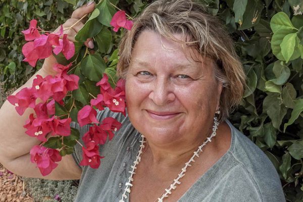 Невестка не хочет общаться, хоть я и подарила молодоженам квартиру