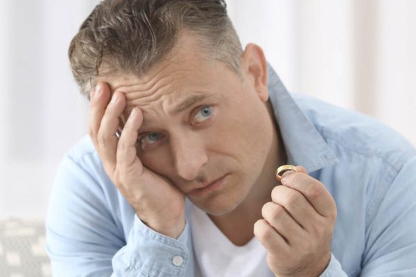 Как быть, если жена уехала на заработки и осталась жить за границей