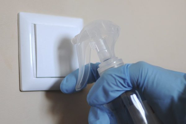 Дизайнер снял дешевые выключатели и прицепил сенсорные, не мог смотреть на это безобразие