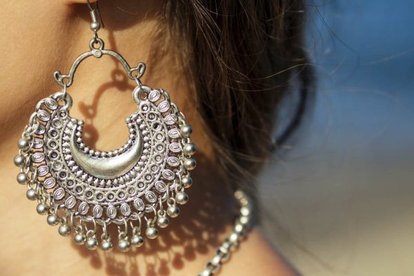 Знаки зодиака, которым противопоказано носить серебро, иначе не миновать беды