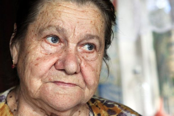 Вызвала бабушку на серьезный разговор после уборки в квартире, но она отказалась переписывать на меня квартиру