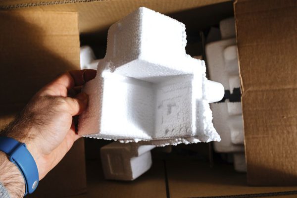 Балконный тайник с пенопластом, что помогает комнатным цветам с нежными корнями