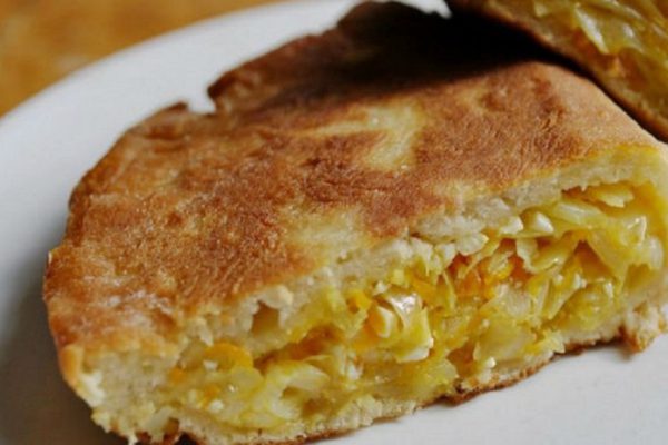 Шарлотка может быть не только сладкой! Нежное-нежное тесто с капустной начинкой…