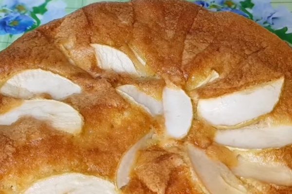 Трудолюбивая цыганка даже из обычной шарлотки сделает шедевр, семья наслаждается