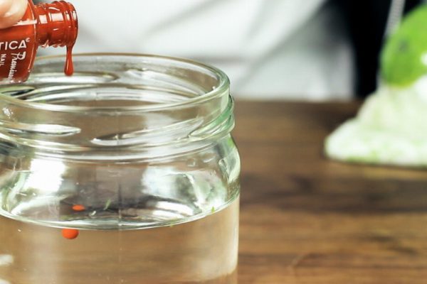 Он капнул лак для ногтей в воду и опустил туда шар. Результат — выше всяких похвал!