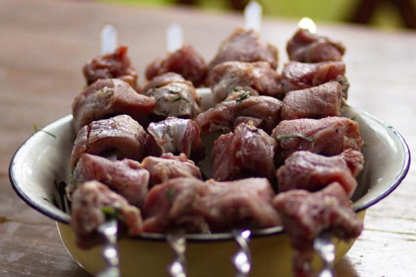 За шашлыком без маринада очереди, мангальщик к вечеру не чувствует ног