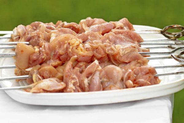 В жару предпочитаю шашлык из куриных грудок, насмотрелся на повара Василия Емельяненко