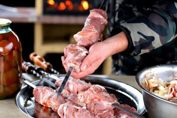Шашлыков захотелось, и тут же теща затеяла особый маринад для шашлыка на углях
