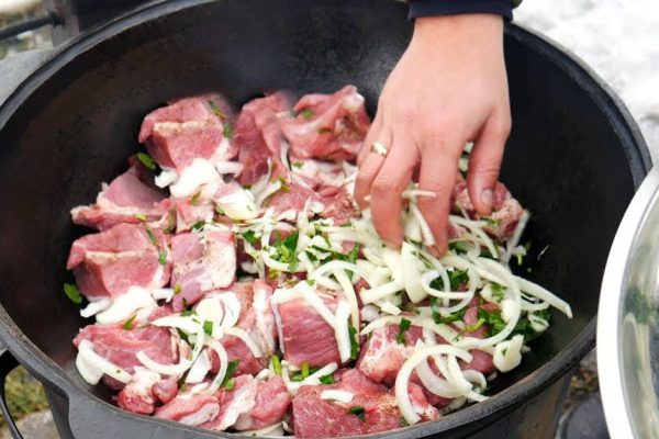 Жарю шашлык в казане на костре, шампуры пылятся без дела