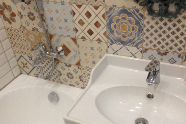 Как я заделал щель между стеной и ванной