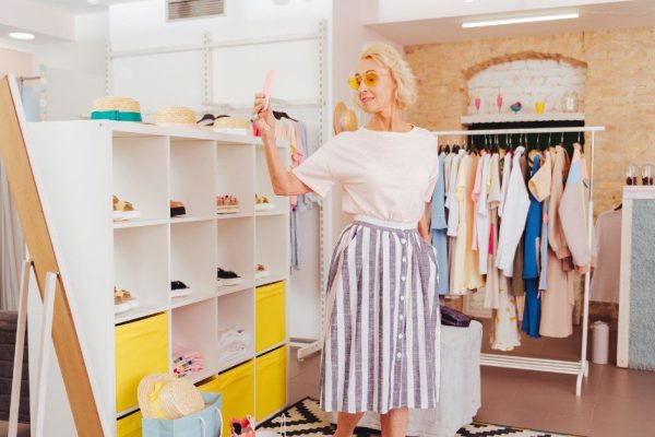 Почему в гардеробе цветущей дамы должна быть шелковая рубашка