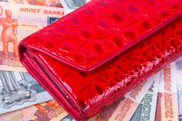 Бабушка научила произносить шепоток, чтобы деньги сразу возвращались в кошелек, когда много потратила