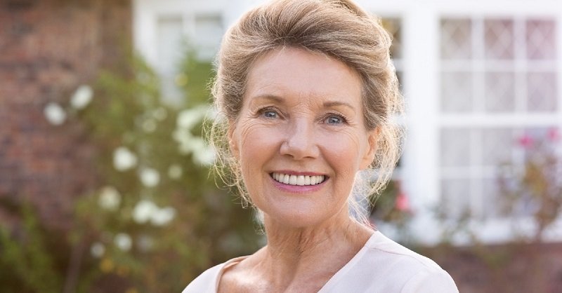 женщина с улыбкой