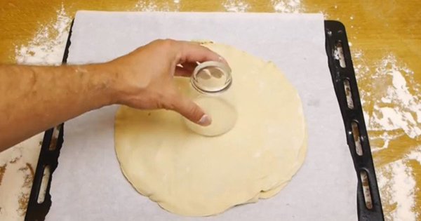 Десерт на скорую руку. Тесто, «Нутелла», белок — и восхитительное блюдо готово!