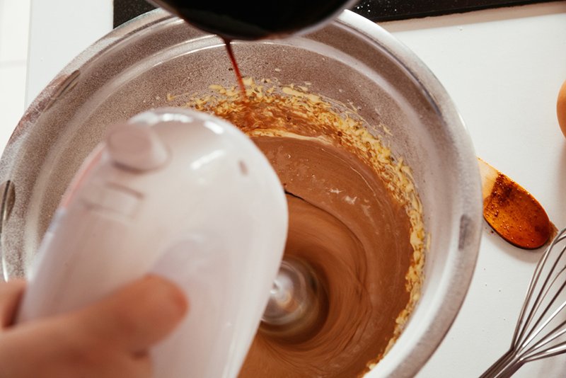 Смесь для торта. Шоколад с майонезом. Влить струйкой молоко. Процесс приготовления шоколадной пасты.