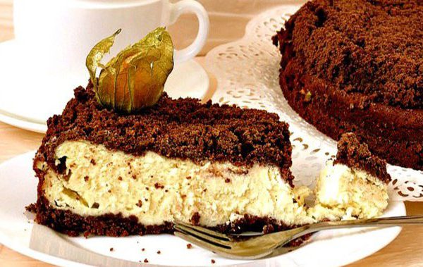 Творожно-шоколадный пирог — лакомство, которое приятно удивит тебя своим нежнейшим вкусом.