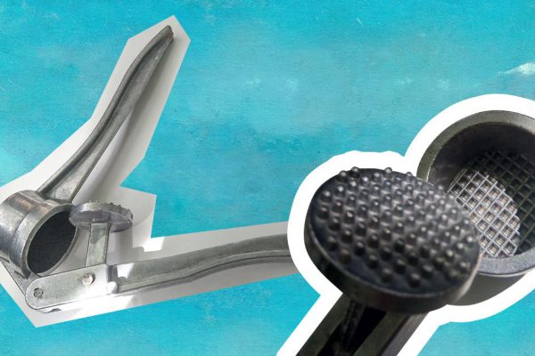 Без чеснокодавилки праздничного печенья не получится, пришлось одалживать у соседки добротную советскую