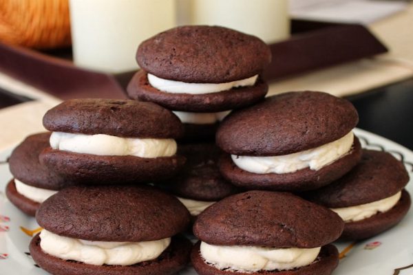 Знаменитое американское пирожное «Вупи пай». Нежнейший шоколадный бисквит со сливочной начинкой.