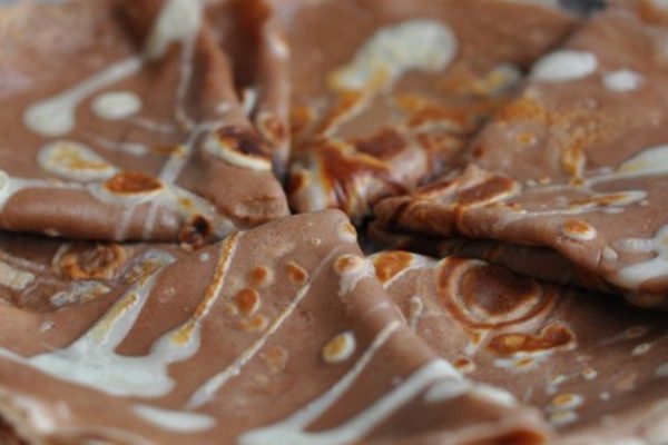 Шоколадные блинчики на молоке: новая вариация знакомого блюда.