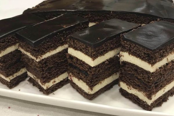 Смело рекомендую приготовить шоколадный медовик с нежным кремом и вареньем, очень аппетитный