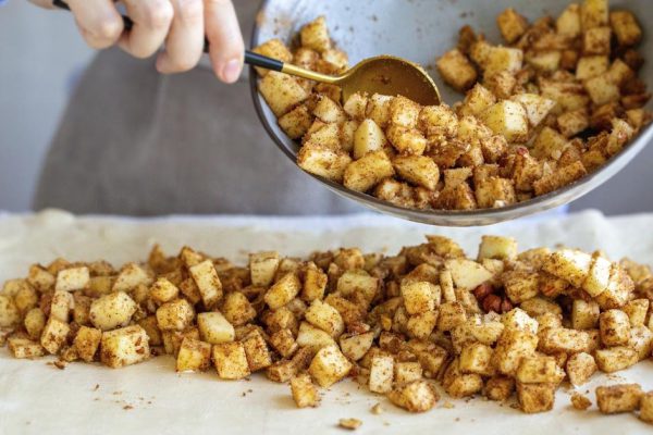 Сегодня по холодильнику ничего не показывало, решила печь «Ленивый штрудель»