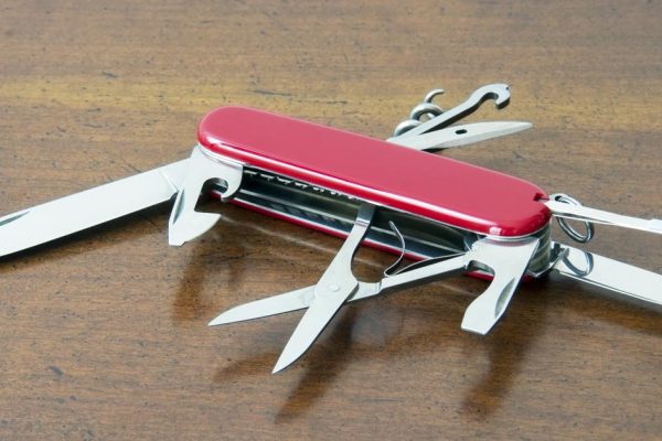 Для чего сделаны маленькие дырочки в швейцарском ноже